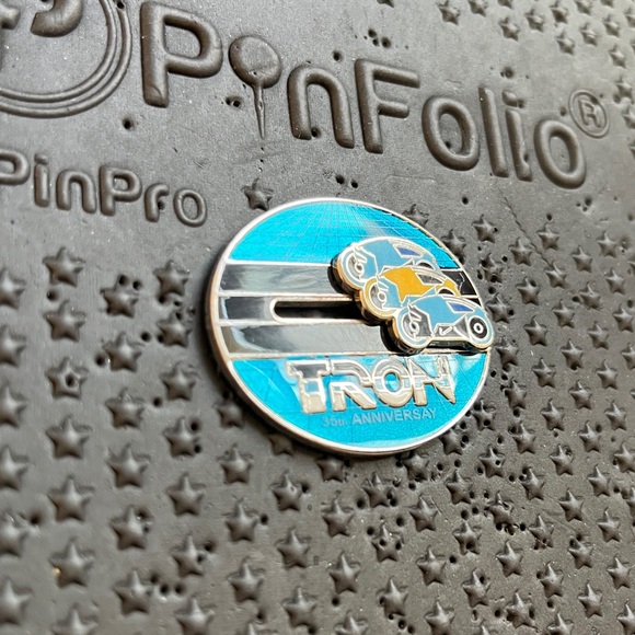 Disney Cast Member Exclusive Tron 35th Anniv. Lightcycle Slider Pin,LE500 (T-21) - Picture 6 of 8